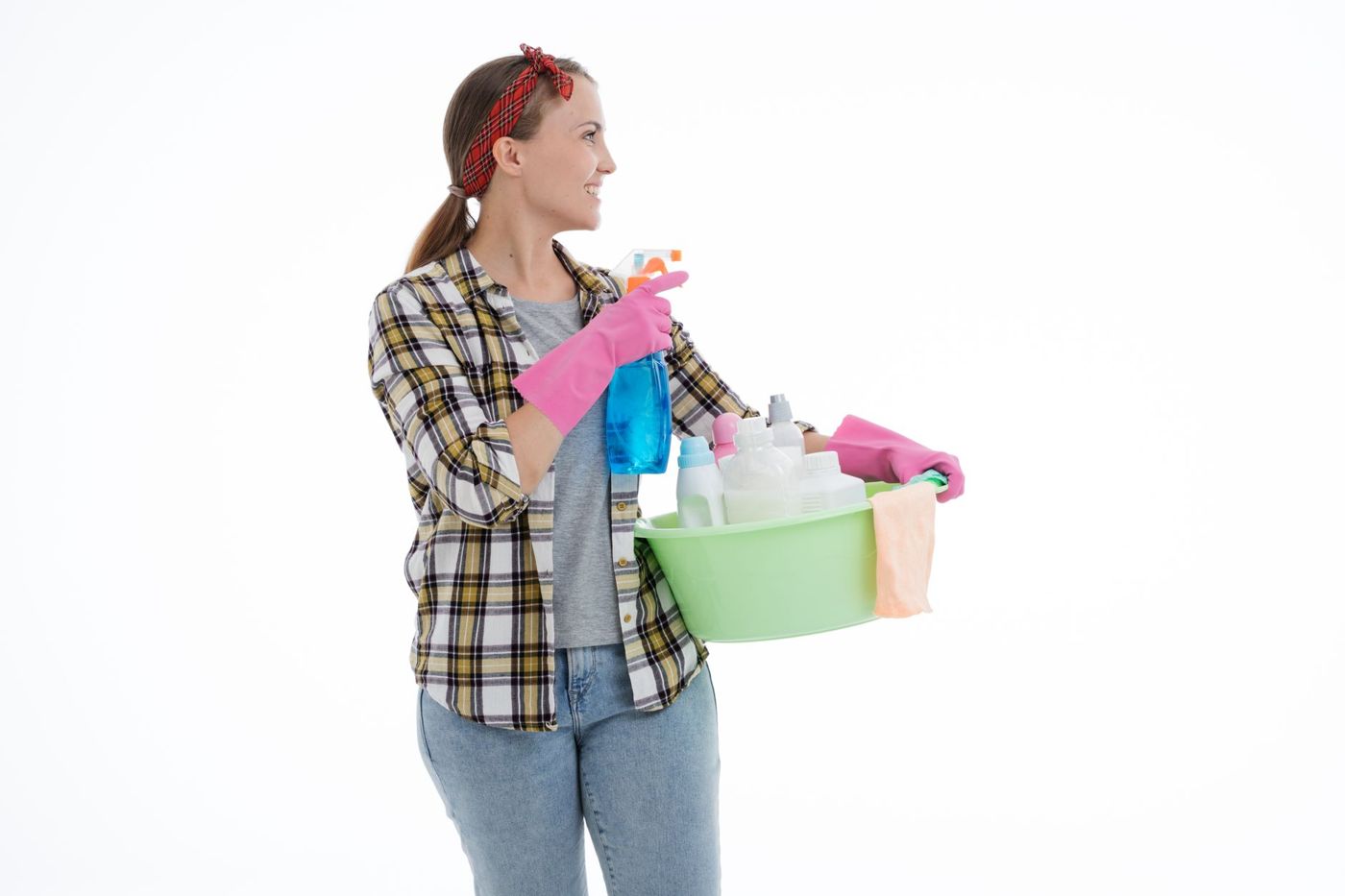 Femme de ménage avec ses produits d'entretien